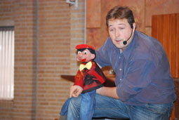 Matthijs Vlaardingerbroek met Henkie's gekke kindertheater